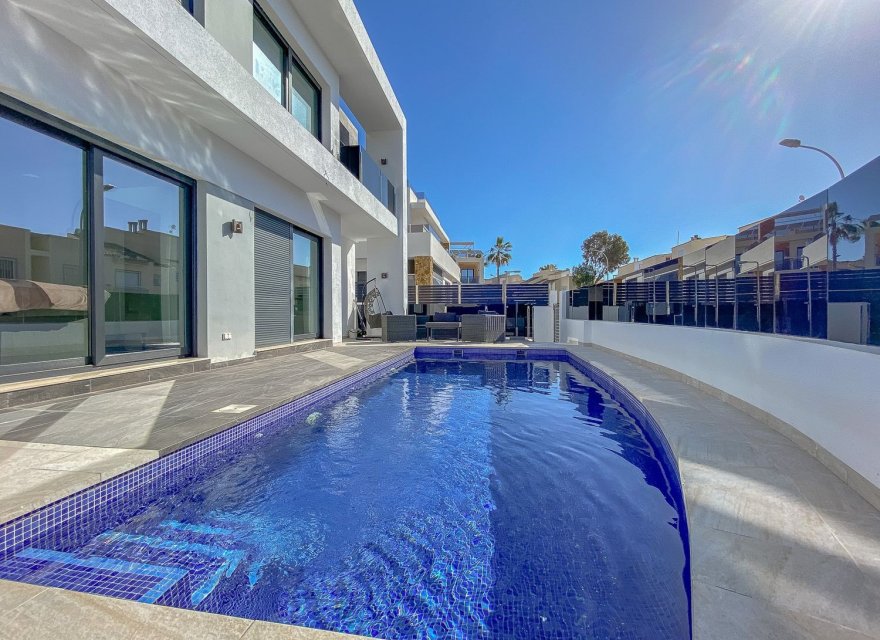 Resale - Villa - Torrevieja