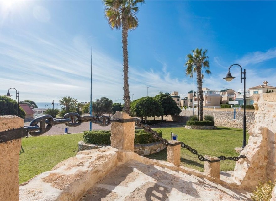 Resale - Villa - Torrevieja