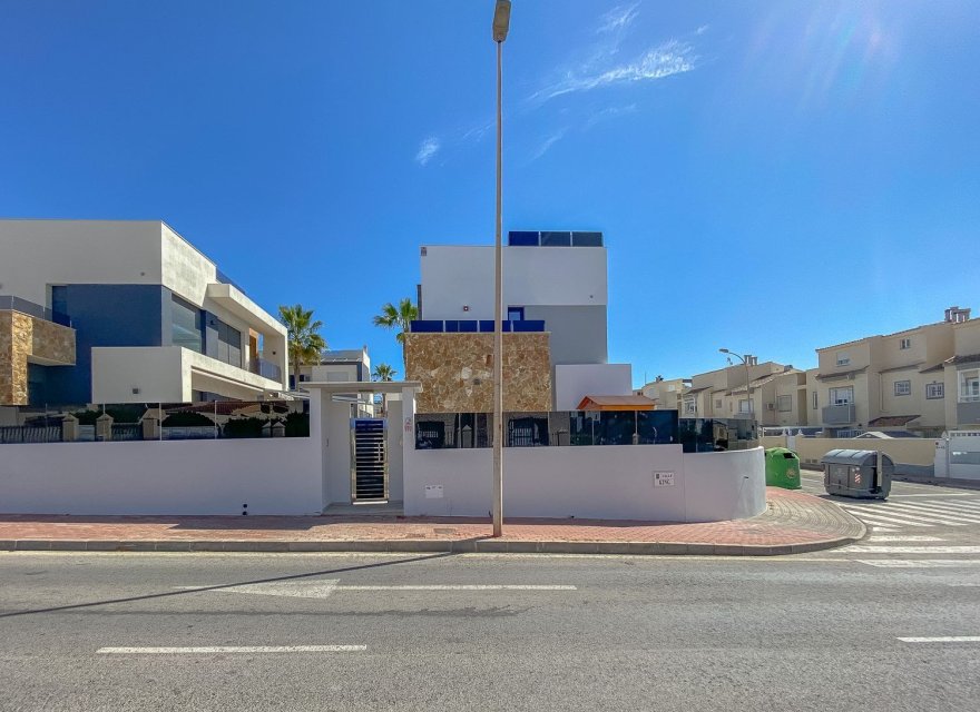 Resale - Villa - Torrevieja