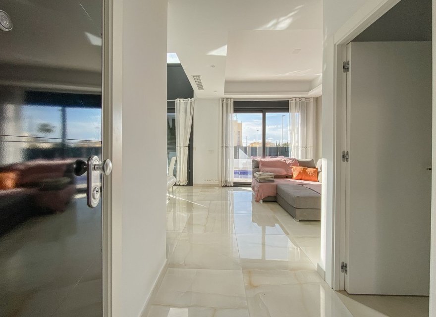 Resale - Villa - Torrevieja