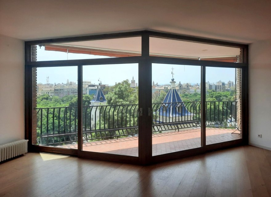 Reventa - Comercial - Valencia - Exposició