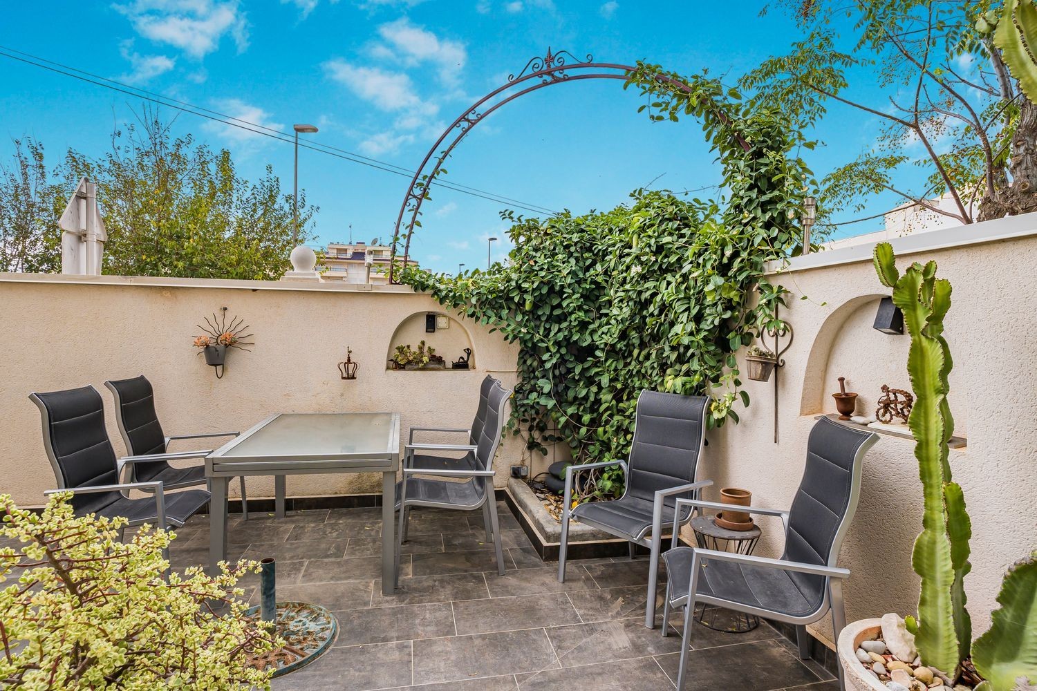 Агенция за недвижими имоти - Имоти Премиер - имот - 1225030, Цена: 330000 EUR